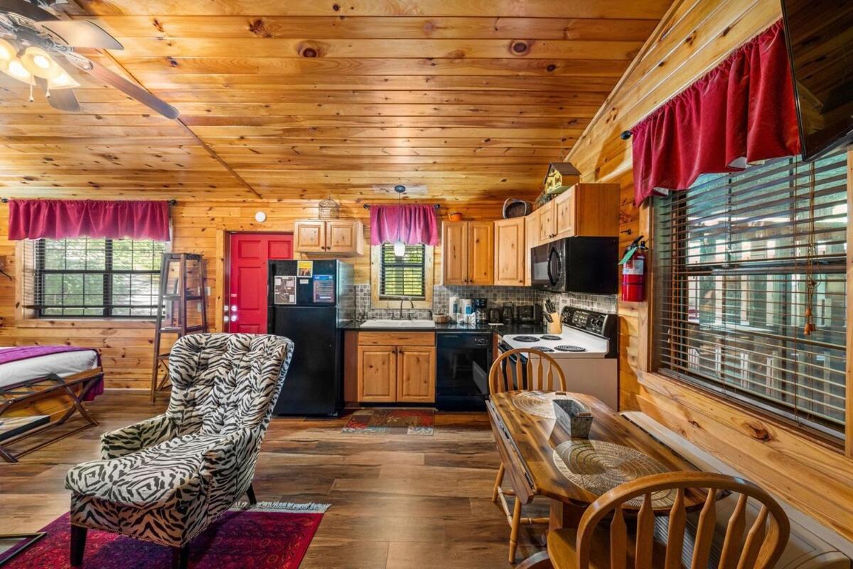 Cabin 5 Studio Cabin With Hot Tub, Water View And Fire Pit Villa Sevierville Exterior foto