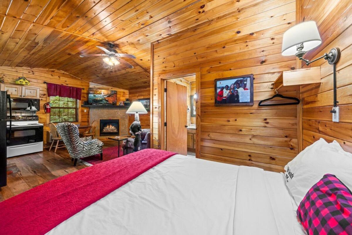 Cabin 5 Studio Cabin With Hot Tub, Water View And Fire Pit Villa Sevierville Exterior foto