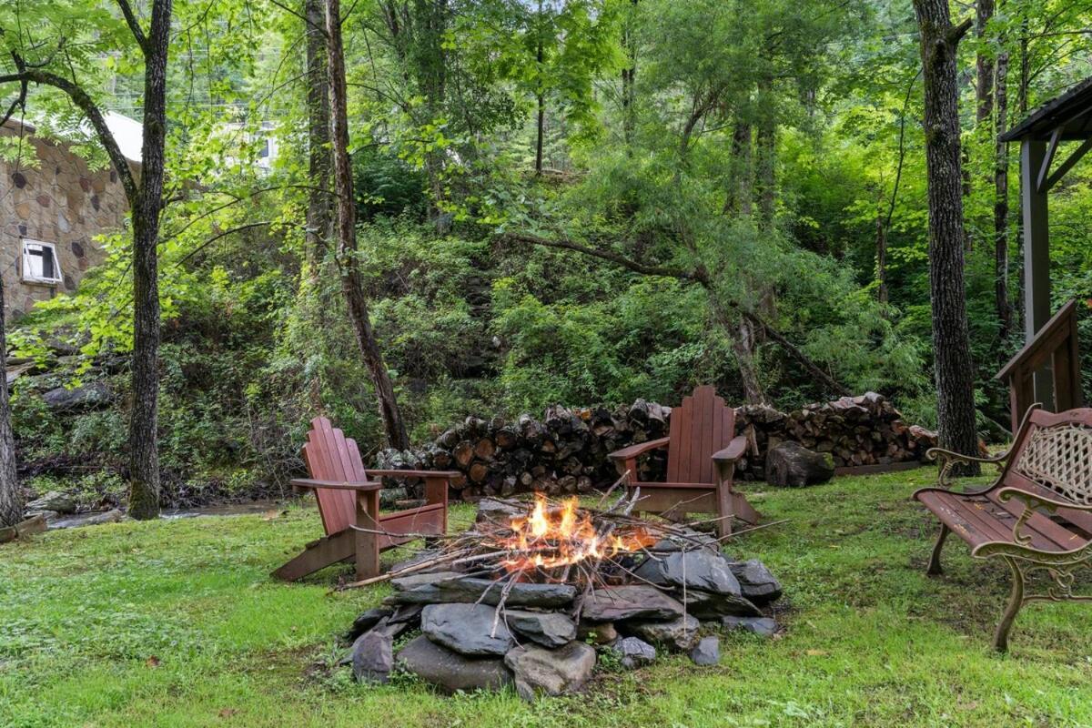 Cabin 5 Studio Cabin With Hot Tub, Water View And Fire Pit Villa Sevierville Exterior foto