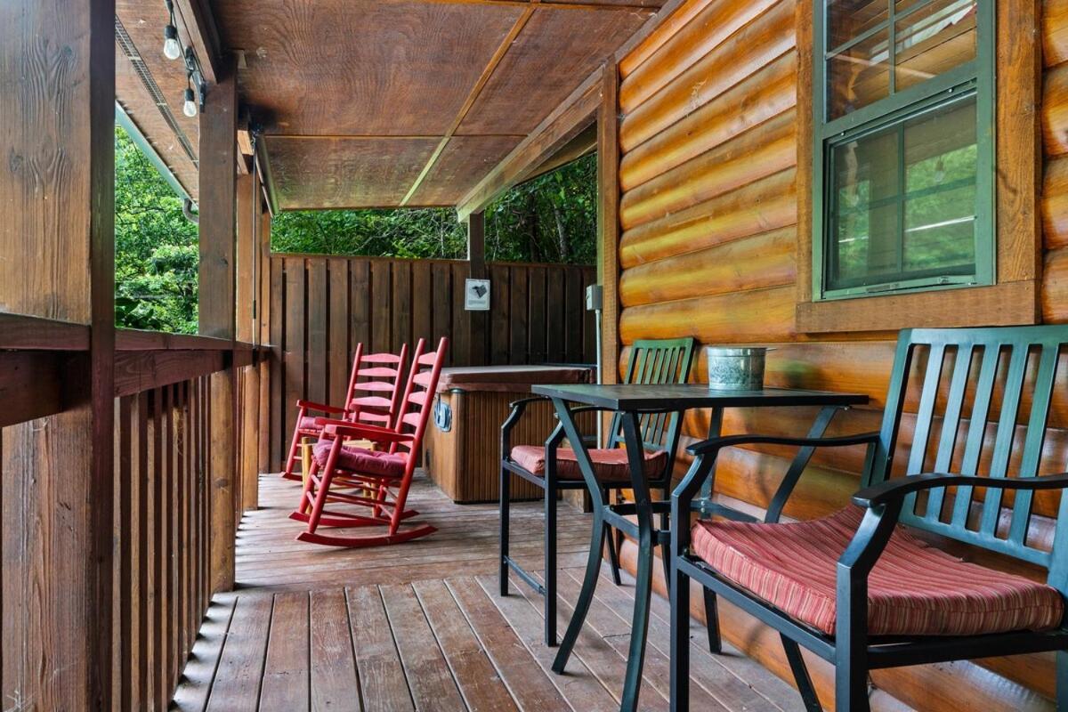 Cabin 5 Studio Cabin With Hot Tub, Water View And Fire Pit Villa Sevierville Exterior foto