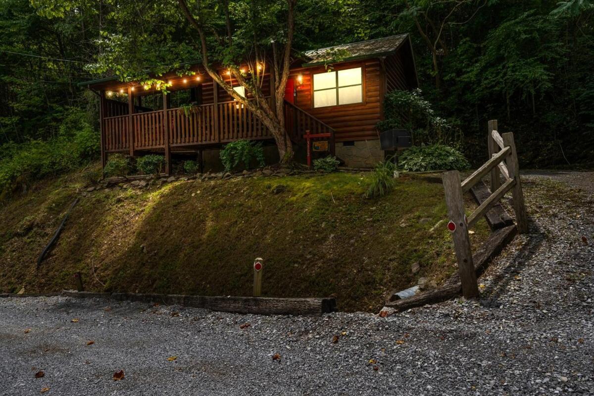 Cabin 5 Studio Cabin With Hot Tub, Water View And Fire Pit Villa Sevierville Exterior foto