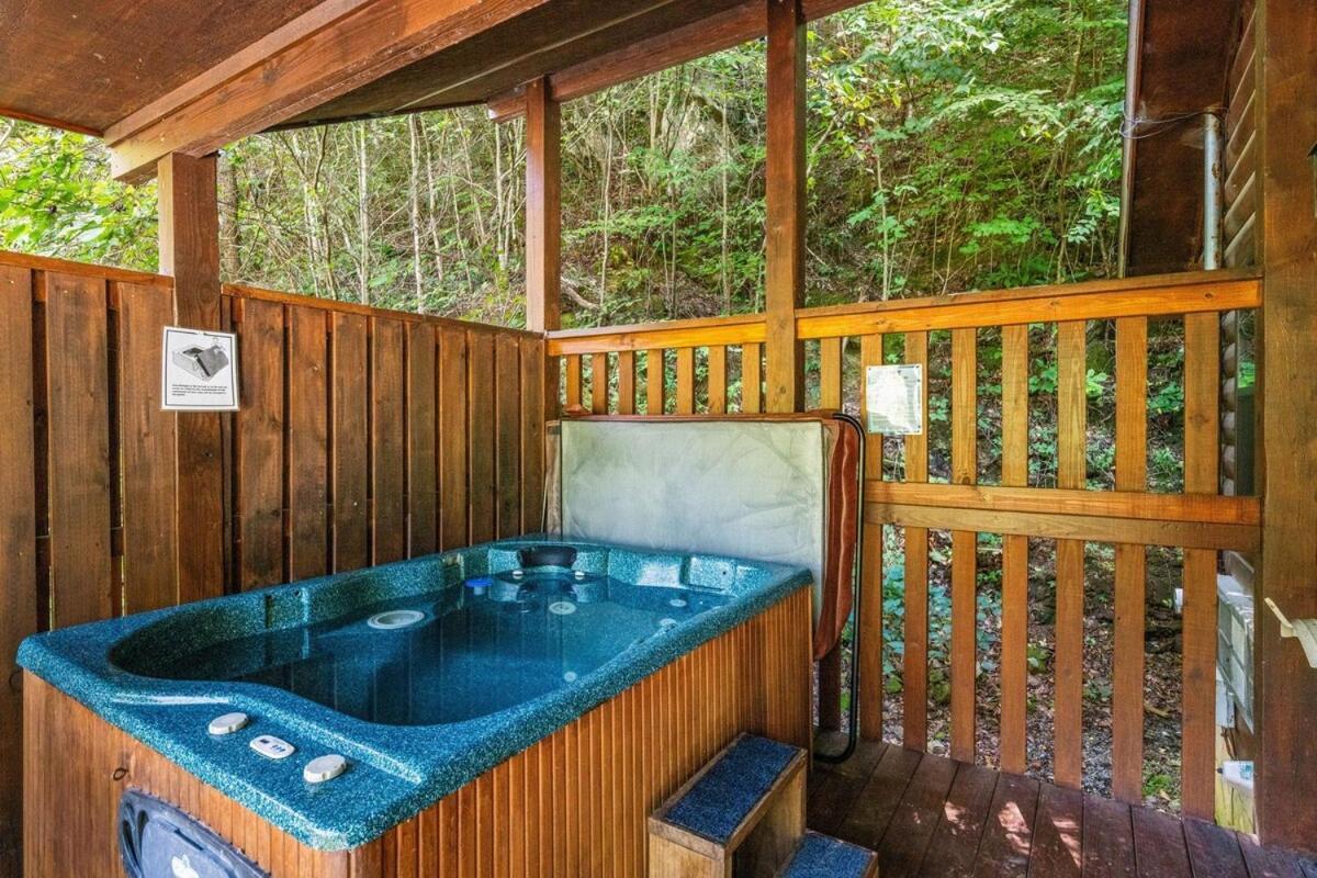 Cabin 5 Studio Cabin With Hot Tub, Water View And Fire Pit Villa Sevierville Exterior foto