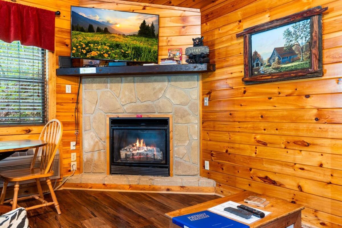 Cabin 5 Studio Cabin With Hot Tub, Water View And Fire Pit Villa Sevierville Exterior foto