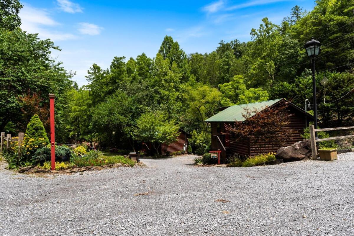 Cabin 5 Studio Cabin With Hot Tub, Water View And Fire Pit Villa Sevierville Exterior foto